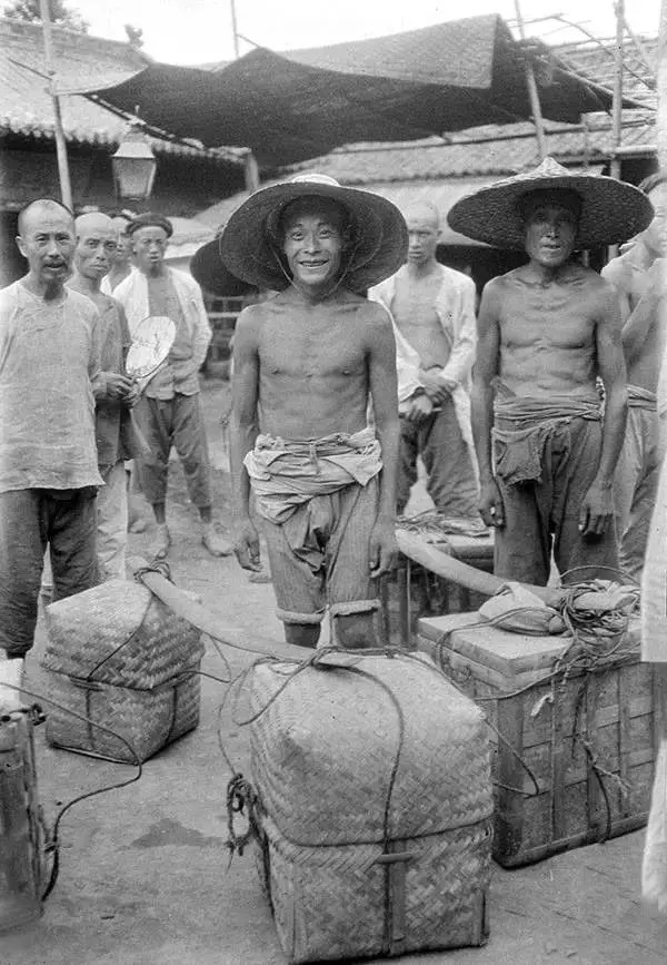 1984年,在鞋盒里发现的68张轰动世界的中国老照片